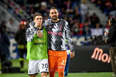 Juventus 'un Fabio Miretti ve Juventus' un Carlo Pinsoglio 'su İtalya' nın Bologna kentinde 30 Nisan 2023 'te oynanan Renato Dall' Ara Stadyumu 'nda oynanan Bologna FC maçında oynadılar.