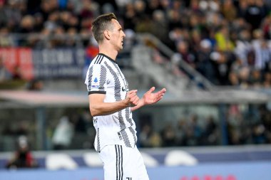 İtalya 'nın başkenti Bologna' da 30 Nisan 2023 'te Renato Dall' Ara Stadyumu 'nda oynanan Bologna FC-Juventus FC maçı sırasında Juventus' un Arkadiusz Milik portresi