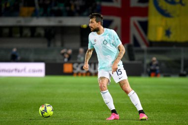 Inter 'in Francesco Acerbi portresi İtalyan futbolu Serie A maçı sırasında İtalya' nın Verona kentinde bulunan Marcantonio Bentegodi Stadyumu 'nda Hellas Verona FC - FC Internazionale (portreler arşivi) maçında çekildi.