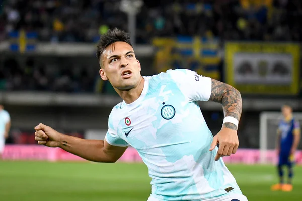 Inter 'in Lautaro Martinez portresi İtalyan futbolu Serie A maçında Hellas Verona FC - FC Internazionale (portreler arşivi) maçını Verona, İtalya' daki Marcantonio Bentegodi Stadyumu 'nda kutluyor.