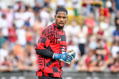 Milan 'ın Mike Maignan portresi, İtalya' nın Vicenza kentindeki Romeo Menti stadyumunda oynanan LR Vicenza vs AC Milan (portreler) maçında çekildi.