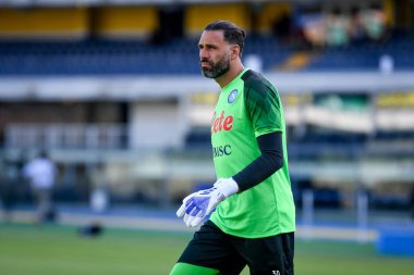 Napoli 'nin İtalya futbolu sırasındaki Salvatore Sirigu portresi 15 Ağustos 2022' de İtalya 'nın Verona kentindeki Marcantonio Bentegodi Stadyumu' nda oynanan Hellas Verona FC ile SSC Napoli maçında çekildi.
