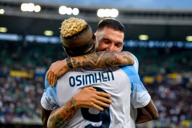 Napoli 'den Matteo Politano, İtalya' nın Verona kentindeki Marcantonio Bentegodi Stadyumu 'nda oynanan Hellas Verona FC-SSC Napoli maçı sırasında Napoli' den Victor Osimhen 'e sarıldı.