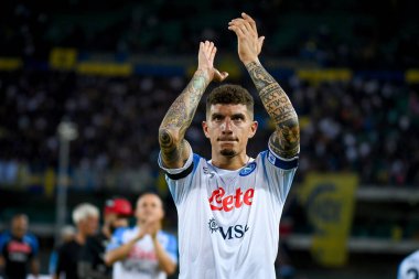 Napoli 'den Giovanni Di Lorenzo İtalya futbol takımı Serie A' nın 15 Ağustos 2022 'de İtalya' nın Verona kentinde bulunan Marcantonio Bentegodi Stadyumu 'nda oynanan Hellas Verona FC - SSC Napoli maçında taraftarları selamlıyor.