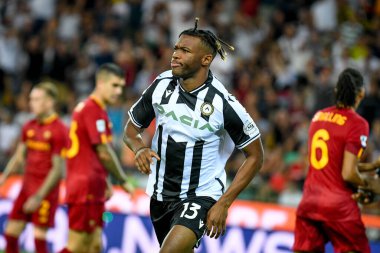 Udinese 'den Destiny Iyenoma Udogie, İtalya' nın Udine kentindeki Dacia Arena Stadyumu 'nda oynanan Udinese Calcio-AS Roma maçında attığı golü kutluyor.