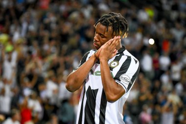 Udinese 'den Destiny Iyenoma Udogie, İtalya' nın Udine kentindeki Dacia Arena Stadyumu 'nda oynanan Udinese Calcio-AS Roma maçında attığı golü kutluyor.