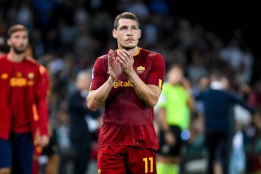 İtalyan futbolcu Andrea Belotti, İtalya 'nın Udine kentindeki Dacia Arena stadyumunda oynanan Udinese Calcio-AS Roma maçında taraftarları karşıladı.
