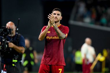 İtalyan futbolcu Lorenzo Pellegrini, İtalya 'nın Udine kentindeki Dacia Arena stadyumunda oynanan Udinese Calcio - AS Roma maçında taraftarları karşıladı.