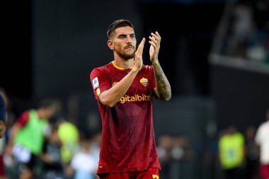 İtalyan futbolcu Lorenzo Pellegrini, İtalya 'nın Udine kentindeki Dacia Arena stadyumunda oynanan Udinese Calcio - AS Roma maçında taraftarları karşıladı.