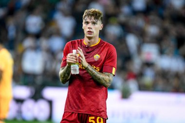 İtalyan futbolcu Nicola Zalewski, İtalya 'nın Udine kentinde oynanan Udinese Calcio-AS Roma maçında taraftarları karşıladı - Dacia Arena stadyumu, Eylül 04, 2022 - Fotoğraf: Ettore Griffoni