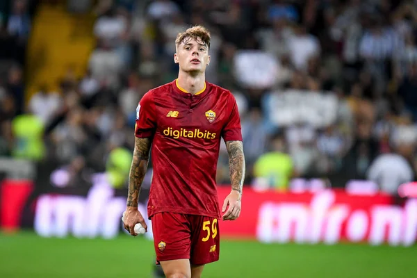 İtalyan futbolcu Nicola Zalewski, İtalya 'nın Udine kentinde oynanan Udinese Calcio-AS Roma maçında taraftarları karşıladı - Dacia Arena stadyumu, Eylül 04, 2022 - Fotoğraf: Ettore Griffoni