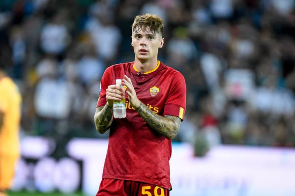 İtalyan futbolcu Nicola Zalewski, İtalya 'nın Udine kentinde oynanan Udinese Calcio-AS Roma maçında taraftarları karşıladı - Dacia Arena stadyumu, Eylül 04, 2022 - Fotoğraf: Ettore Griffoni