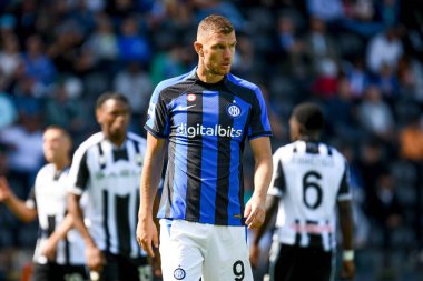 İtalya futbolu Serie A maçında Inter 'in Edin Dzeko portresi Udinese Calcio vs Inter - FC Internazionale (portreler arşivi) Udine, İrlanda' da Dacia Arena Stadyumu, 18 Eylül 2022 - Fotoğraf: Ettore Griffoni
