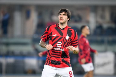 Milan 'ın İtalya futbolu sırasındaki Sandro Tonali portresi 16 Ekim 2022' de Milano, İtalya 'daki Marcantonio Bentegodi Stadyumu' nda Hellas Verona FC - AC Milan (portreler arşivi) maçında çekildi.