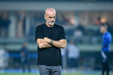 Milan Teknik Direktörü Stefano Pioli İtalya futbolu Serie A maçında Milano 'daki Marcantonio Bentegodi Stadyumu' nda Hellas Verona FC Milan (portreler arşivi) maçında 16 Ekim 2022 - Fotoğraf: Ettore Griffoni