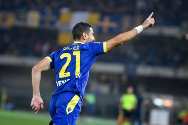 Verona 'dan Koray Gunter, İtalya' nın Milano şehrindeki Marcantonio Bentegodi Stadyumu 'nda 16 Ekim 2022' de oynanan Hellas Verona FC ile AC Milan maçını kutluyor.