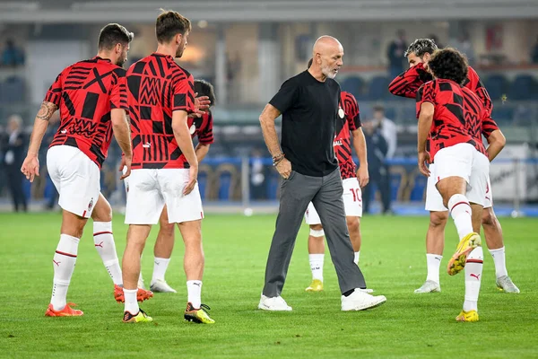 Milan Teknik Direktörü Stefano Pioli, İtalya 'nın Milano kentinde 16 Ekim 2022' de oynanan Hellas Verona FC - AC Milan (portreler arşivi) maçında oyuncularla oynuyordu.