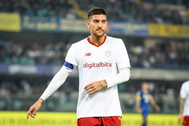 İtalyan futbolu Serie A maçında Roma 'nın Lorenzo Pellegrini portresi, 31 Ekim 2022' de İtalya 'nın Verona kentindeki Marcantonio Bentegodi stadyumunda Hellas Verona FC ile AS Roma (portreler) karşılaşması.
