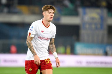 İtalyan futbolu Serie A maçında Roma 'nın Nicola Zalewski portresi, 31 Ekim 2022' de İtalya 'nın Verona kentindeki Marcantonio Bentegodi Stadyumu' nda Hellas Verona FC ile AS Roma (portreler) maçında çekildi.