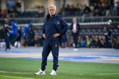 Roma Teknik Direktörü Jose 'Mourinho İtalya futbolu Serie A maçı sırasında İtalya' nın Verona kentindeki Marcantonio Bentegodi stadyumunda Hellas Verona FC ile AS Roma (portreler arşivi) maçında portre - Fotoğraf: Ettore Griffoni