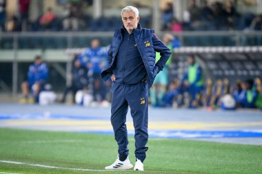 Roma Teknik Direktörü Jose 'Mourinho İtalya futbolu Serie A maçı sırasında İtalya' nın Verona kentindeki Marcantonio Bentegodi stadyumunda Hellas Verona FC ile AS Roma (portreler arşivi) maçında portre - Fotoğraf: Ettore Griffoni