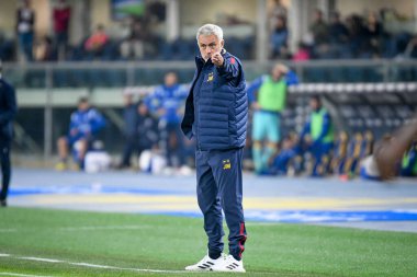 Roma Teknik Direktörü Jose 'Mourinho İtalya futbolu Serie A maçı sırasında İtalya' nın Verona kentindeki Marcantonio Bentegodi stadyumunda Hellas Verona FC ile AS Roma (portreler arşivi) maçında portre - Fotoğraf: Ettore Griffoni