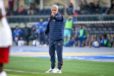 Roma Teknik Direktörü Jose 'Mourinho İtalya futbolu Serie A maçı sırasında İtalya' nın Verona kentindeki Marcantonio Bentegodi stadyumunda Hellas Verona FC ile AS Roma (portreler arşivi) maçında portre - Fotoğraf: Ettore Griffoni