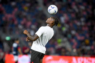 Milan 'dan Rafael Leao 21 Ağustos 2023' te İtalya 'nın Bologna kentindeki Renato Dall' Ara Stadyumu 'nda oynanan İtalyan Serie A maçında topla oynuyor.