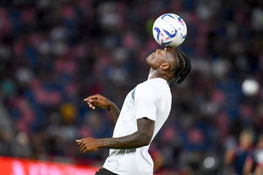 Milan 'dan Rafael Leao 21 Ağustos 2023' te İtalya 'nın Bologna kentindeki Renato Dall' Ara Stadyumu 'nda oynanan İtalyan Serie A maçında topla oynuyor.
