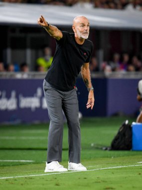 Milan teknik direktörü Stefano Pioli İtalyan futbolu Serie A maçında Bologna FC Milan 'a karşı İtalya' nın Bologna kentindeki Renato Dall 'Ara Stadyumu' nda 21 Ağustos 2023 'te yapılan maçta yaptığı jestler: