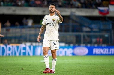 İtalyan futbolcu Leonardo Spinazzola 'nın portresi, İtalya' nın Verona kentindeki Marcantonio Bentegodi Stadyumu 'nda oynanan Hellas Verona FC maçında tepki gösterdi.