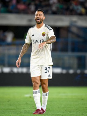 İtalyan futbolcu Leonardo Spinazzola 'nın portresi, İtalya' nın Verona kentindeki Marcantonio Bentegodi Stadyumu 'nda oynanan Hellas Verona FC maçında tepki gösterdi.