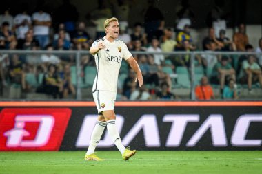 İtalyan futbolu Serie A maçında Roma 'nın Ola Solbakken portresi, 26 Ağustos 2023' te İtalya 'nın Verona kentindeki Marcantonio Bentegodi stadyumunda Hellas Verona FC' ye karşı AS Roma maçı.