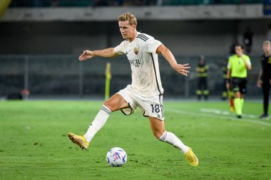 Roma 'nın Ola Solbakken portresi İtalyan futbolu Serie A maçı sırasında İtalya' nın Verona kentindeki Marcantonio Bentegodi stadyumunda Hellas Verona FC 'ye karşı AS Roma maçında, 26 Ağustos 2023 - Fotoğraf: Ettore Griffoni