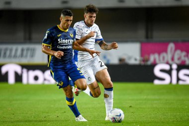 Verona 'dan Davide Faraoni İtalyan futbolcu Matteo Ruggeri' ye karşı 27 Eylül 2023 'te İtalya' nın Verona kentinde Marcantonio Bentegodi Stadyumu 'nda Hellas Verona FC - Atalanta BC maçında mücadele etti.