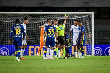 Maçın hakemi Federico Dionisi İtalyan Serie A maçında Atalanta 'nın Ederson takımına sarı kart gösterirken, Hellas Verona FC, Atalanta BC' ye karşı Marcantonio Bentegodi Stadyumu 'nda 27 Eylül 2023 - Fotoğraf: Ettore Griffoni