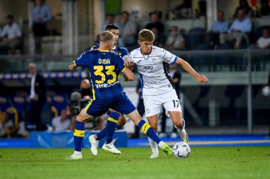 Atalanta 'dan Charles De Ketelaere İtalyan Serie A karşılaşmasında Verona' dan Ondrej Duda tarafından engellendi. Hellas Verona FC, Atalanta BC 'ye karşı Marcantonio Bentegodi Stadyumu' nda, 27 Eylül 2023 - Fotoğraf: Ettore Griffoni