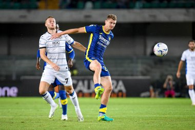 Verona 'dan Pawel Dawidowicz İtalya Serie A maçında Atalanta' nın Teun Koopmeiners takımına karşı mücadele ederken Hellas Verona FC, Atalanta BC 'ye karşı Marcantonio Bentegodi Stadyumu' nda 27 Eylül 2023 - Fotoğraf: Ettore Griffoni