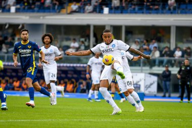 Napoli 'den Natan De Souza İtalya' nın Serie A maçı sırasında İtalya 'nın Verona kentindeki Marcantonio Bentegodi Stadyumu' nda Hellas Verona FC 'ye karşı SSC Napoli maçı yapıyor.