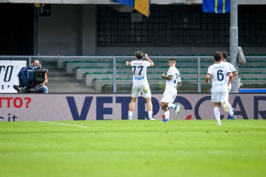 Napoli 'den Khvicha Kvaratskhelia, İtalya' nın Verona kentindeki Marcantonio Bentegodi Stadyumu 'nda oynanan Hellas Verona FC-SSC Napoli maçında 21 Ekim 2023 tarihinde gol attıktan sonra kutluyor.