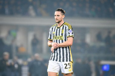 İtalya Serie A maçında Juventus 'un Adrien Rabiot portresi Hellas Verona FC' ye karşı Juventus FC (portreler arşivi) maçı 17 Şubat 2024 Verona, İtalya 'daki Marcantonio Bentegodi Stadyumu' nda yapıldı.