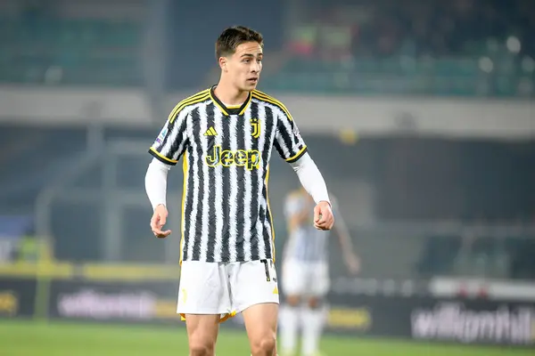 İtalya Serie A maçında Juventus 'un Kenan Yıldız portresi Hellas Verona FC' ye karşı Juventus FC (portreler arşivi) maçı 17 Şubat 2024 Verona, İtalya 'daki Marcantonio Bentegodi Stadyumu' nda yapıldı.
