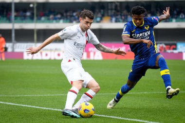 Milan 'dan Christian Pulisiç, İtalya' nın Verona kentindeki Marcantonio Bentegodi Stadyumu 'nda oynanan Hellas Verona FC maçında gol atmaya çalışıyor.