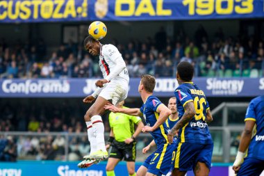 İtalyan futbol takımı Serie A maçında Milan 'dan Pierre Kalulu' nun başı Hellas Verona FC Milan 'a karşı Verona, İtalya' daki Marcantonio Bentegodi Stadyumu 'nda 17 Mart 2024 - Fotoğraf: Ettore Griffoni