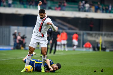 Milan 'dan Ruben Loftus-Cheek, 17 Mart 2024' te İtalya 'nın Verona kentinde Marcantonio Bentegodi Stadyumu' nda oynanan Hellas Verona FC ile AC Milan maçında engel oldu.