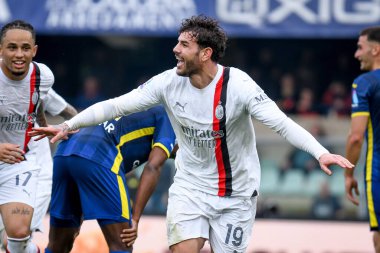Milan 'dan Theo Hernandez, 17 Mart 2024 tarihinde İtalya' nın Verona kentindeki Marcantonio Bentegodi Stadyumu 'nda oynanan Hellas Verona FC Milan maçında gol attıktan sonra kutluyor.