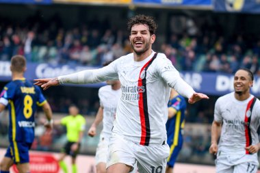 Milan 'dan Theo Hernandez, 17 Mart 2024 tarihinde İtalya' nın Verona kentindeki Marcantonio Bentegodi Stadyumu 'nda oynanan Hellas Verona FC Milan maçında gol attıktan sonra kutluyor.