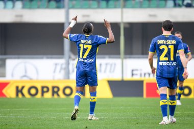 Verona 'dan Tijjani Noslin, 17 Mart 2024' te İtalya 'nın Verona kentinde oynanan Marcantonio Bentegodi Stadyumu' nda oynanan Hellas Verona FC ile AC Milan maçında gol attıktan sonra kutluyor.
