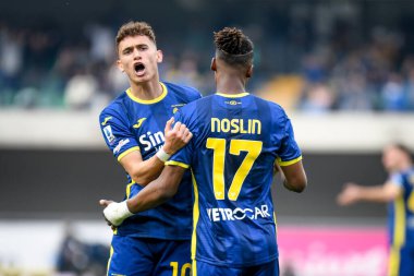 Verona 'dan Tijjani Noslin, İtalya' nın Verona kentinde 17 Mart 2024 'te oynanan Marcantonio Bentegodi Stadyumu' nda oynanan İtalyan Serie A karşılaşmasında Verona 'dan Stefan Mitroviç ile gol attıktan sonra kutluyor.