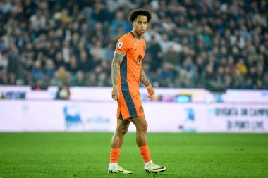 İtalya futbol takımı Serie A maçında Inter 'in Tajon Trevor Buchanan portresi Udinese Calcio vs Inter - FC Internazionale at the Friuli - Dacia Arena stadyumu, Udine, İtalya, 08 Nisan 2024